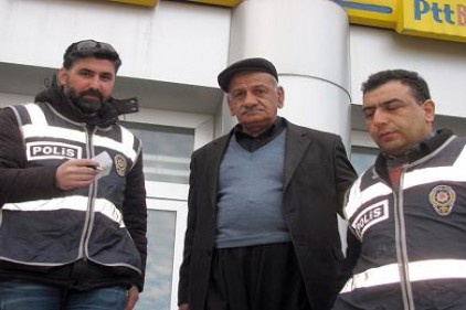 Çektiği krediyi dolandırıcılara kaptırmaktan polis kurtardı
