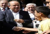 Çelik çocuklara harçlık verdi 