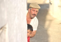 Cem Yılmaz hem güldür hem de ağlatı