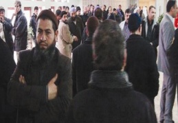 Cemaat hastaneyi bastı