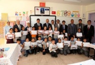 Cemil Alevli İlköğretim Okulu’nda karne dağıtım törenine katıldı