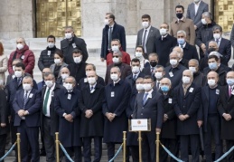 Cenazede yan yana geldiler