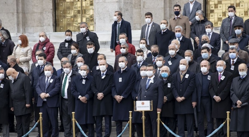 Cenazede yan yana geldiler