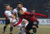 Cenk’in şutu direkte patladı