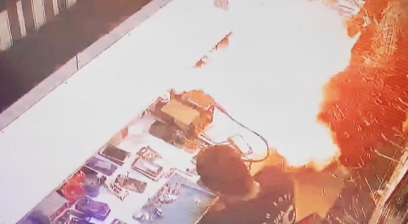 Cep telefonunun bataryası bomba gibi patladı