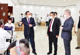 Cerrahi maske, önlük üretimi yapan fabrikaları ziyaret ettiler
