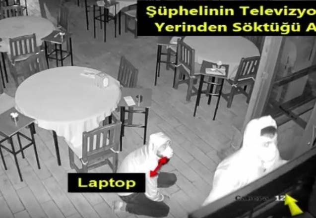 Cerrahi maskeli televizyon hırsızları güvenlik kamerasında