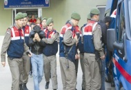 Çete saç, kaş, bıyık kesiyordu