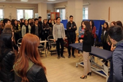 Çetin, öğrencilere tıp eğitimi ve tıp mesleği ile ilgili bilgilendirme yaptı