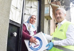 Çevre temizliğine özen gösterenlere temizlik malzemesi hediye edildi