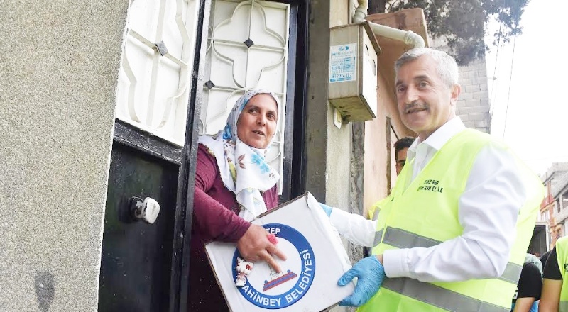 Çevre temizliğine özen gösterenlere temizlik malzemesi hediye edildi