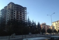 Çevresindeki binaları adeta üçe katladı