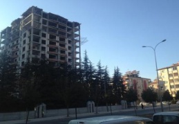 Çevresindeki binaları adeta üçe katladı 