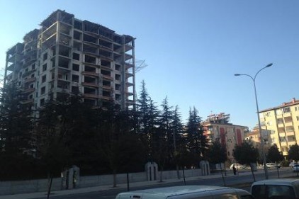 Çevresindeki binaları adeta üçe katladı 