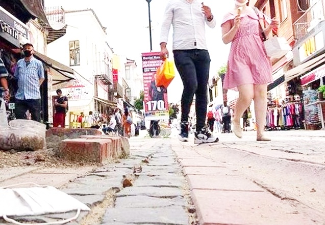 Çevreye atılan maskeler tehlike saçıyor