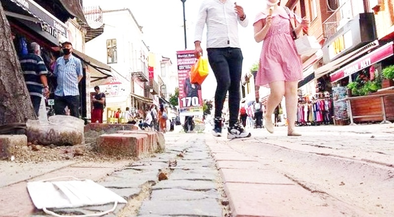 Çevreye atılan maskeler tehlike saçıyor