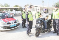 Ceza bekleyen sürücülerin kask sevinci