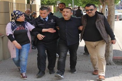 Cezaevi firarisi yakalanınca adliye kapısına kafa attı 