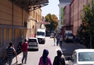Cezaevinden firar edip bir kişiyi bıçakladı