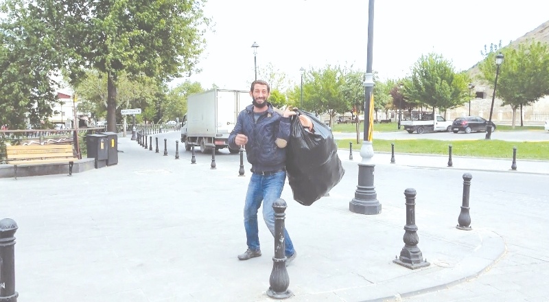 Cezaevinden izinli çıktı, kapanmanın ilk gününde sokaklarda hurda topladı