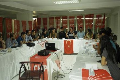CHP, "Gençlik Akran Eğitimi" veriyor 