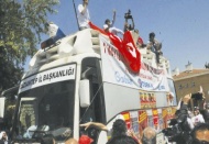 CHP otobüsüne pet şişeler atıldı