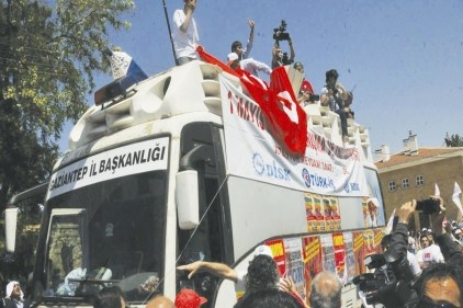 CHP otobüsüne pet şişeler atıldı