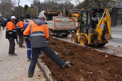 Çiçek ve çim ekim çalışmaları hız kazandı