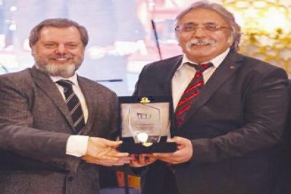 Çiçek&#8217;e ekonomi gazeteciliğine verdiği destek için plaket verildi