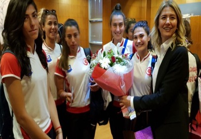 Çiçeklerle karşılandılar