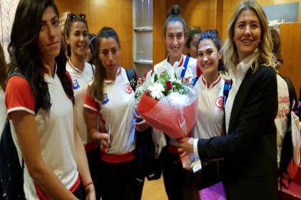 Çiçeklerle karşılandılar