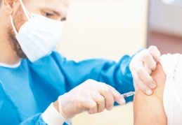 Çift doz aşı olmayanların toplu alanlara girmesinin kısıtlanacak