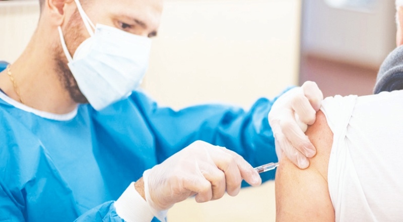 Çift doz aşı olmayanların toplu alanlara girmesinin kısıtlanacak