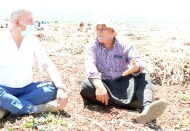 Çiftçiler gününde tarlada çalışan çiftçilerle buluştu