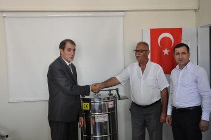 Çiftçilere bal sağım makinesi dağıtıldı
