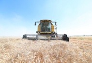 Çiftçinin hasat mutluluğuna ortak oldu