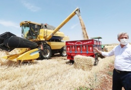 Çiftçinin hasat mutluluğunu paylaştı