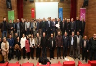 Çiftçiye, meyve ağaçlarında gübreleme ve tarla sürümü anlatıldı