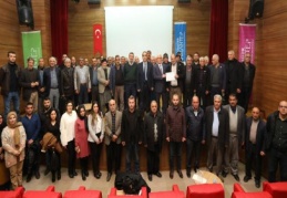 Çiftçiye, meyve ağaçlarında gübreleme ve tarla sürümü anlatıldı