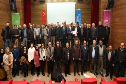 Çiftçiye, meyve ağaçlarında gübreleme ve tarla sürümü anlatıldı