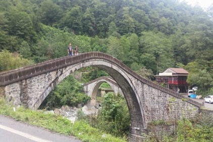 ÇİFTE KÖPRÜ VE MENÇUNA ŞELALESİ