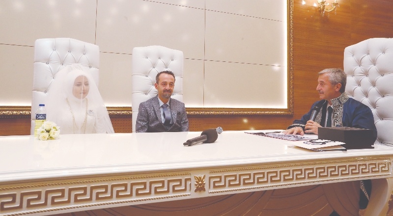 Çifte sürpriz yaparak nikahlarını kıydı