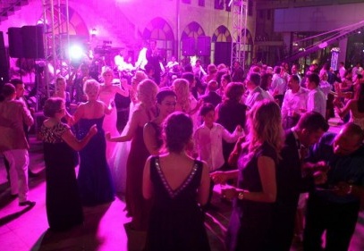 Çiftler kervansray düğününü tercih ediyor