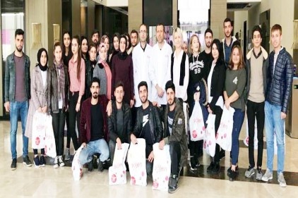 Çikolata fabrikasını gezdiler