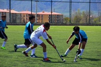 Çim Hokeyi heyecanı Erzincan&#8217;da sürüyor