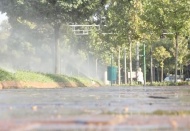 Çimenler yerine kaldırımlar sulanıyor