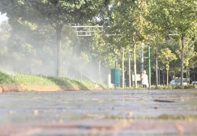 Çimenler yerine kaldırımlar sulanıyor