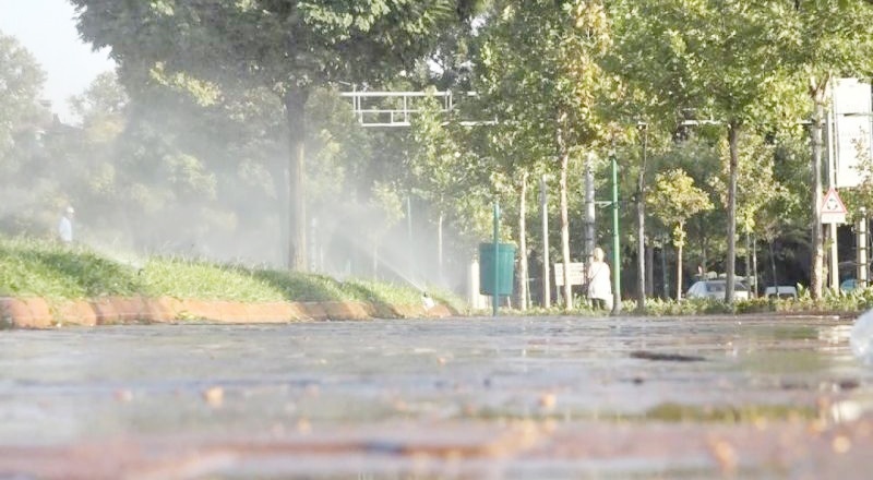 Çimenler yerine kaldırımlar sulanıyor