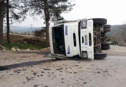 Çimento yüklü kamyon devridldi