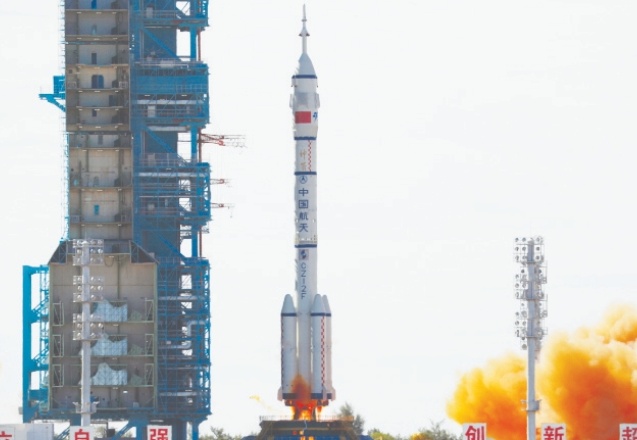 Çin, yeni inşa etmeye başladığı uzay istasyonuna üç astronot gönderdi